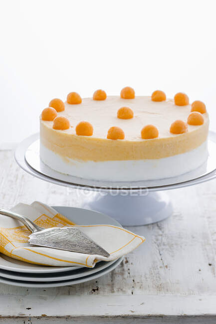 Gelatinekuchen mit Honigtau-Melonenbällchen auf einem Kuchenständer — Stockfoto