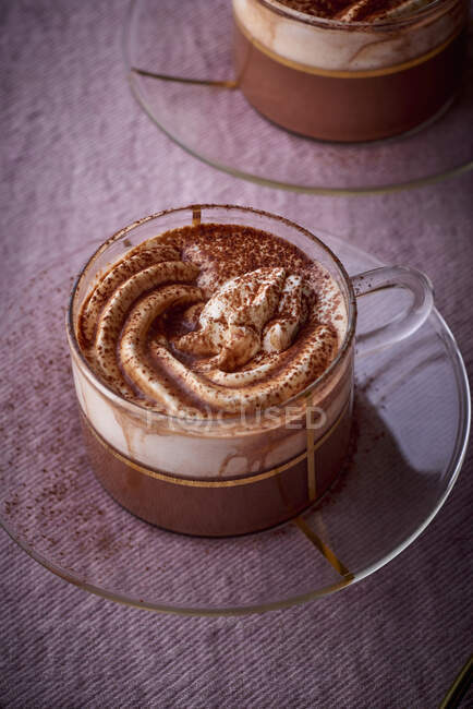 Chocolate caliente con crema en una taza de vidrio - foto de stock