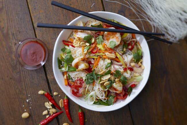 Glasnudelsalat mit Chilischoten und Erdnüssen (Thailand) — Stockfoto