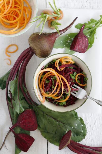 Beetroot and carrot salad with rocket — Stock Photo