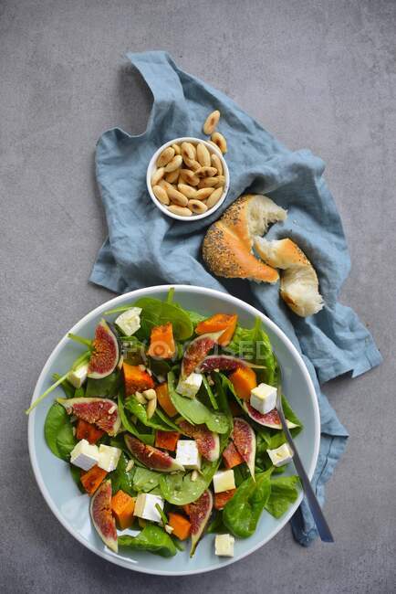 Salat mit Spinat, Feigen, gebackenem Kürbis, Mandeln und Feta-Käse — Stockfoto