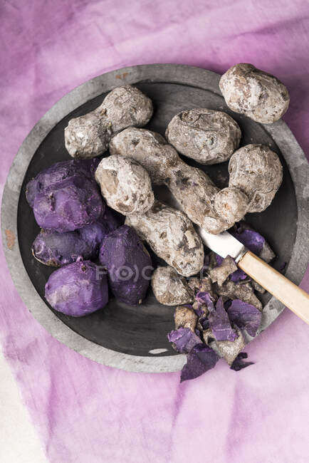 Pommes de terre violettes, partiellement pelées — Photo de stock