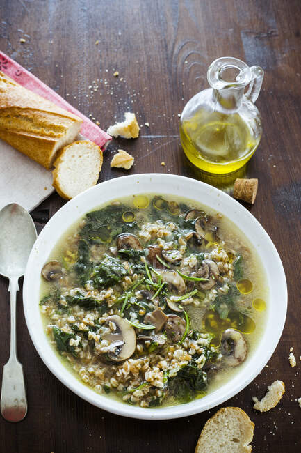 Spelt soup with mushrooms and spinach — Stock Photo