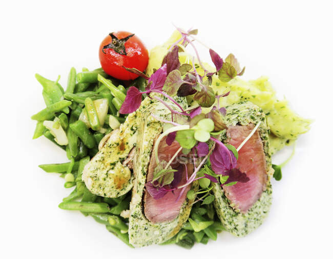 Баранина філе в траві штрудель покриття на клумбі з овочів — стокове фото