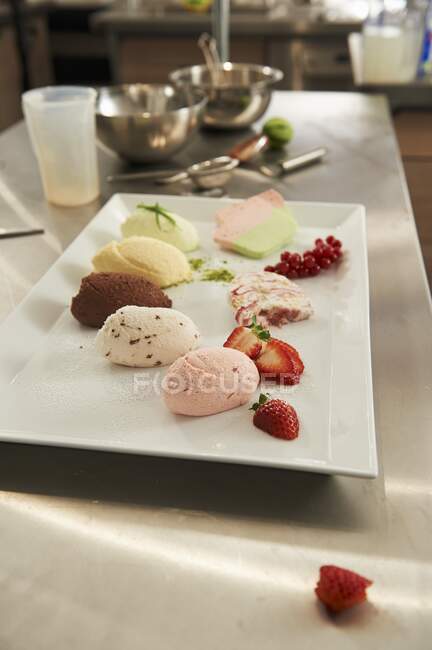 Various mousse samples and fresh berries on plate — Stock Photo