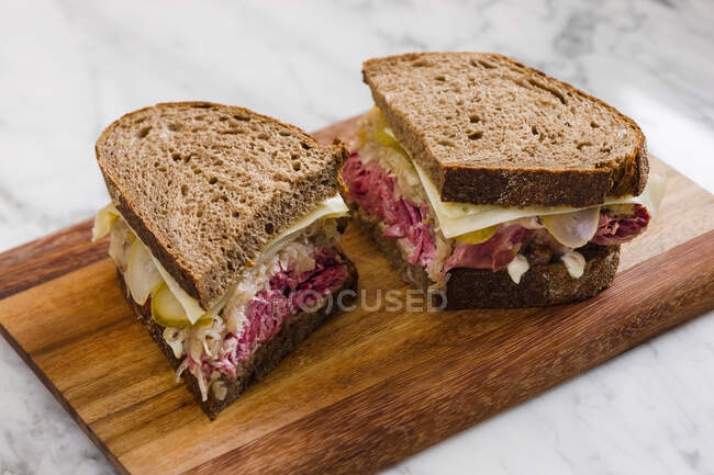 Ein Ruben-Sandwich mit Pastrami, Sauerkraut und Käse (USA)) — Stockfoto