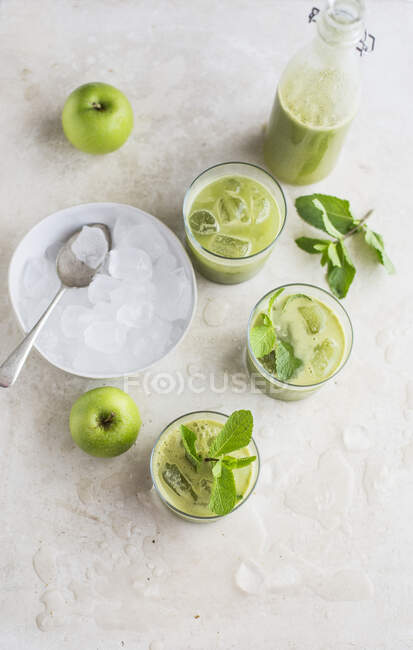 Green juice with cucumber, celery, mint and ginger — Stock Photo