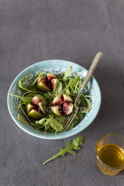 Rocket salad with figs — Stock Photo