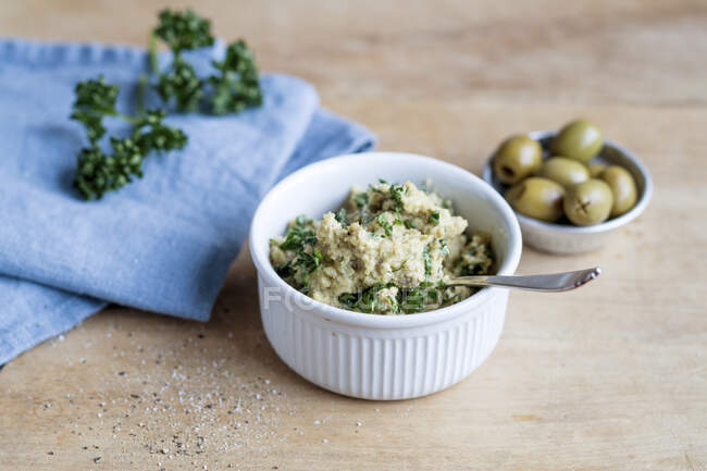 Salsa de olivo con hierbas - foto de stock
