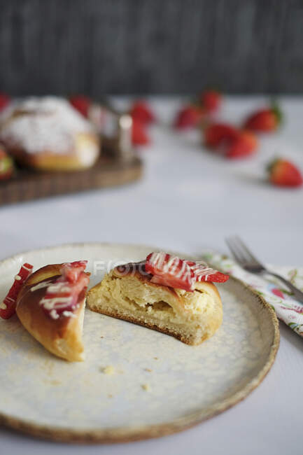 Quark pastries with strawberries — Stock Photo