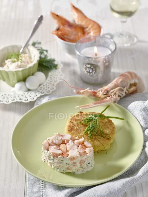 Tatar of pink prawns with potato roast — Stock Photo