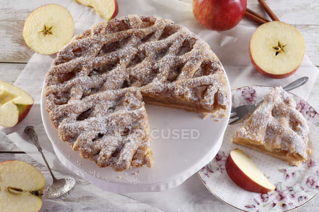 Tarta de manzana con azúcar glaseado - foto de stock
