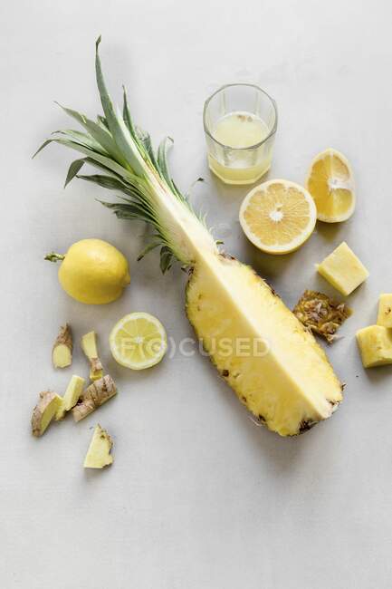 Ingrédients pour un smoothie à l'ananas — Photo de stock
