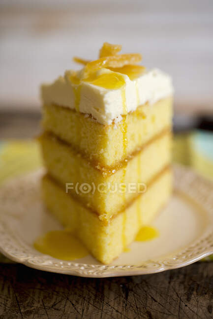 Кусок трехслойного лимонного торта с глазурью — стоковое фото