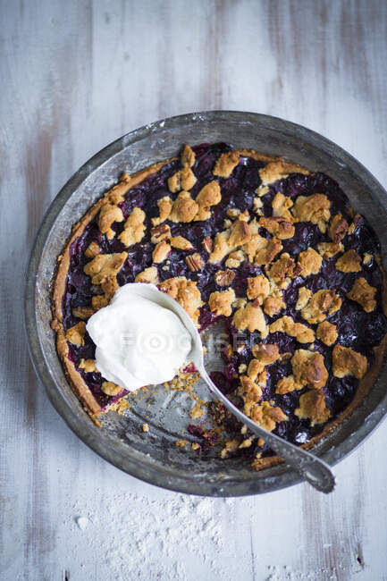 Blueberry tart with crunchy oatmeal and cream — Stock Photo