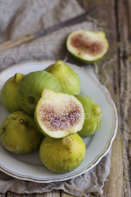 Fresh figs on a vintage plate — Stock Photo