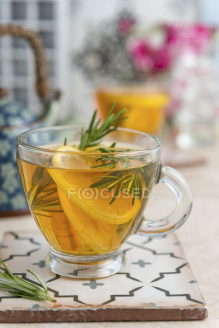 Lemon and rosmary tea — Stock Photo