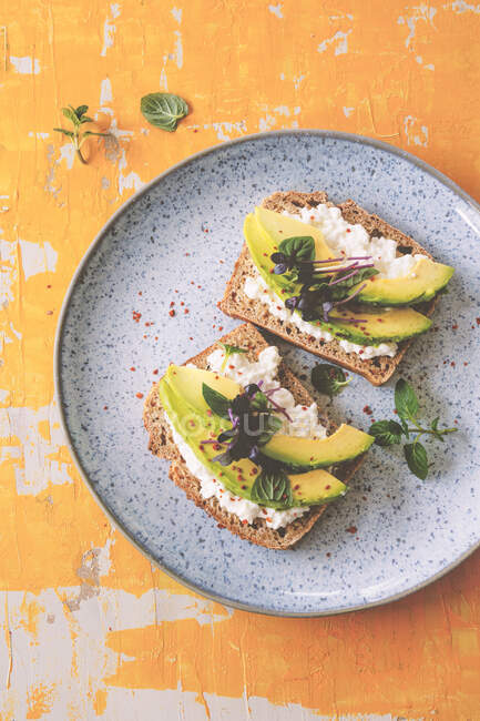 Low carb bread with cottage cheese and avocado — Stock Photo