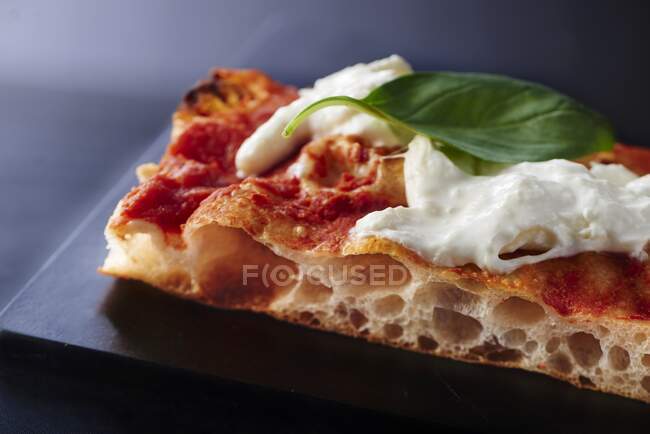 Una fetta di pizza al pomodoro, burrata e basilico — Foto stock