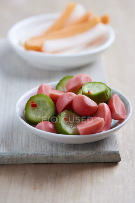 Pickled cucumbers and radishes (Japan) — Stock Photo