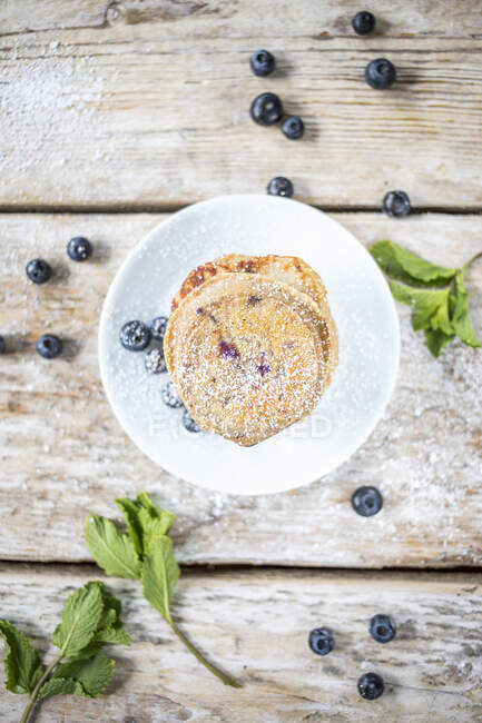 Blaubeer-Pfannkuchen mit Puderzucker — Stockfoto