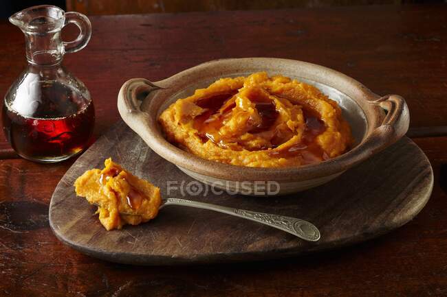 Mashed sweet potatoes with yams and maple syrup — Stock Photo