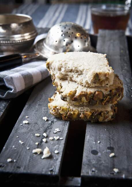 Миндальное печенье с орехами, сухофруктами и фисташками — стоковое фото