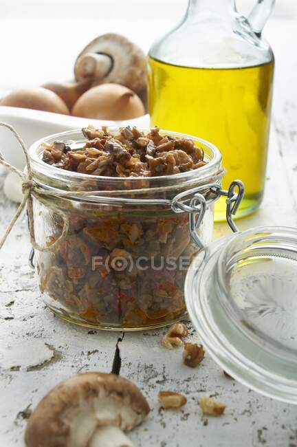 Pesto de champiñones y nueces - foto de stock