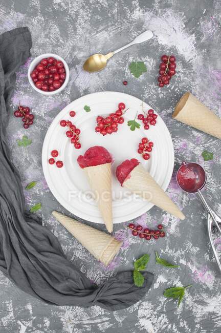 Sorbete de grosella roja en conos de helado - foto de stock
