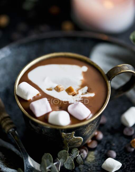 Chocolate caliente con leche de coco y malvaviscos - foto de stock