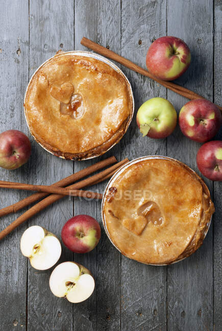 Пироги з свіжими яблуками та корицею. — стокове фото
