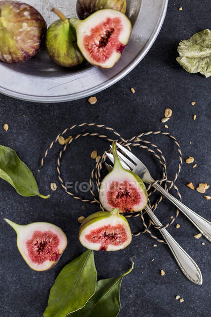 Halved and whole figs served on table — Stock Photo