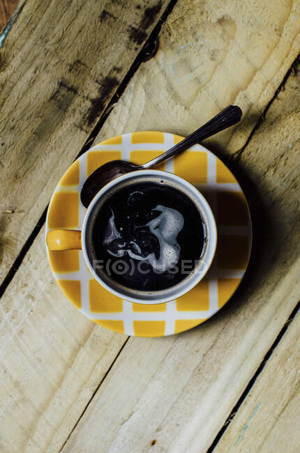 Черный кофе в чашке и блюдце — стоковое фото