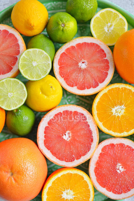 Oranges pamplemousse limes citrons sur un plateau cocktail agrumes — Photo de stock