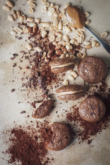 Chocolate brownie cookies with peanut butter filling — Stock Photo