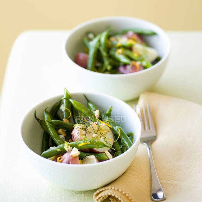 Салат из зеленой фасоли с картошкой и укропом — стоковое фото