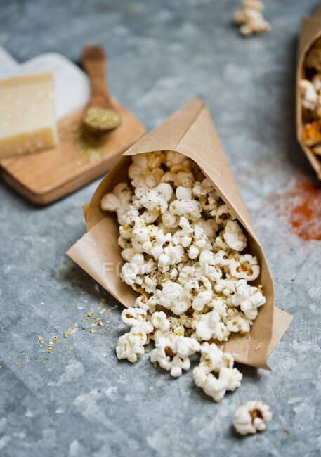 Popcorn with oregano and parmesan cheese — Stock Photo