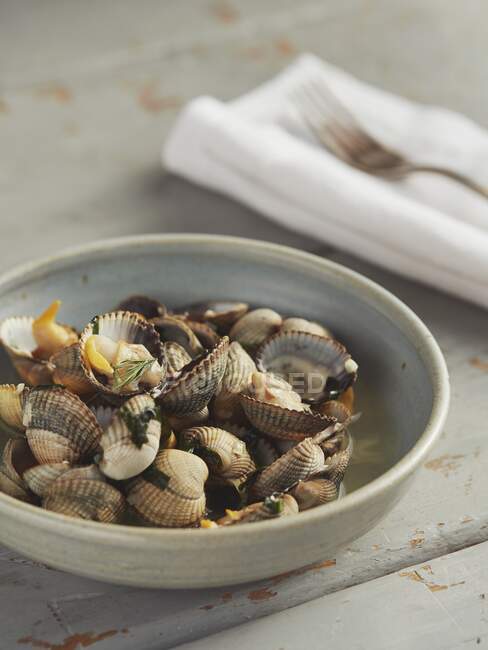 Steamed cockles in bowl — Stock Photo