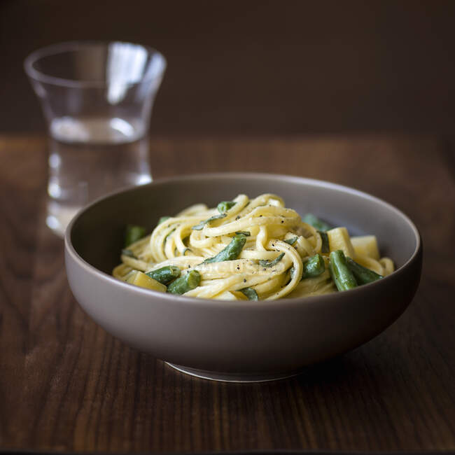 Linguine con gorgonzola, patatas, judías verdes y salvia - foto de stock