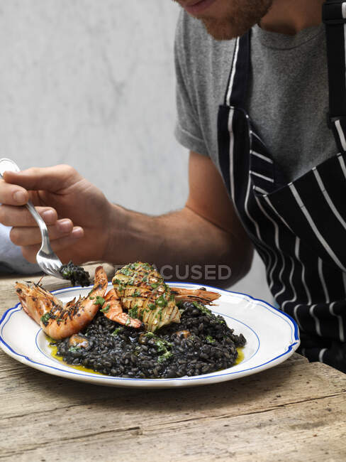 Ризотто из чёрного осьминога с морепродуктами — стоковое фото