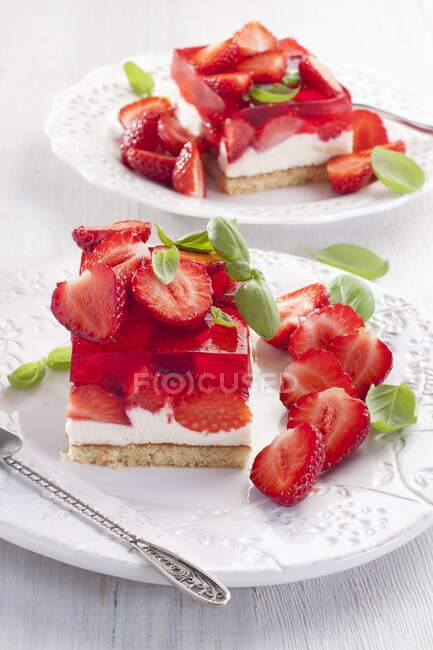 Cheese cake with jelly and strawberries — Stock Photo