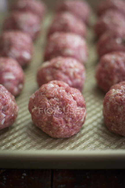 Rows of raw meatballs — Stock Photo