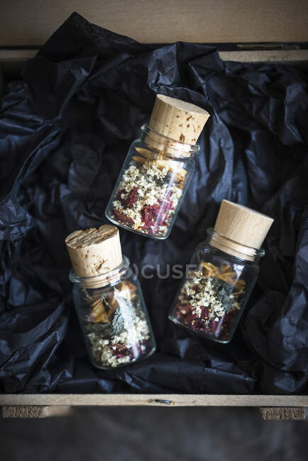 Маленькие банки чая из сушеных бузины, мяты, клубники и персика — стоковое фото