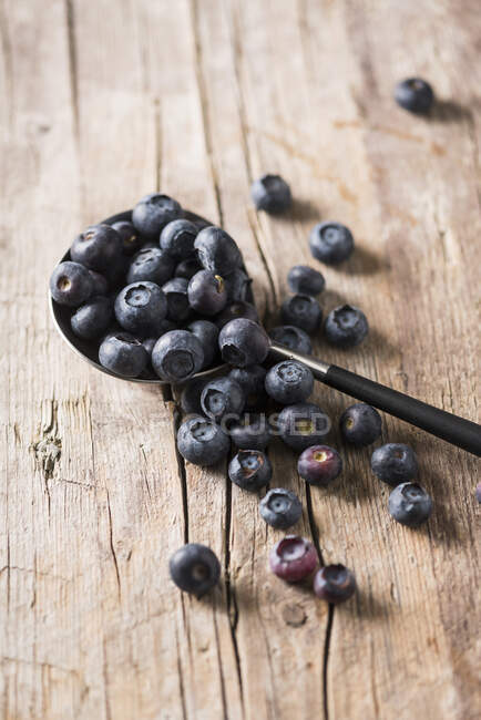 Blueberries on wooden background — Stock Photo