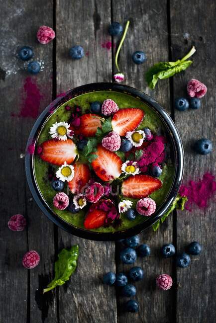 Ciotola di frullato verde con frutta fresca — Foto stock