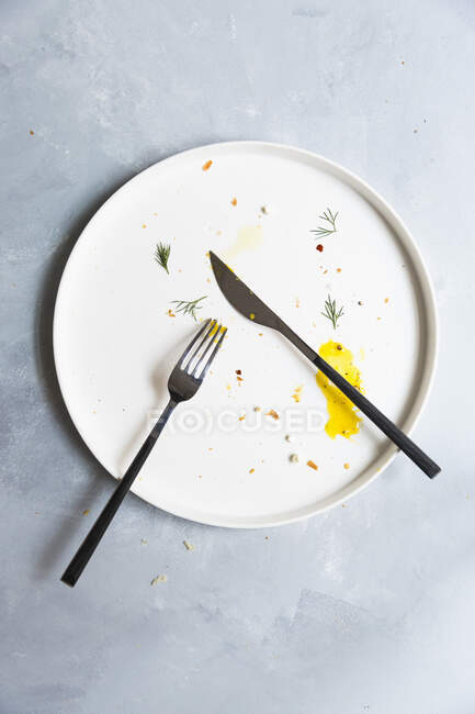 The remains of an avocado and salmon croissant on a plate — Stock Photo