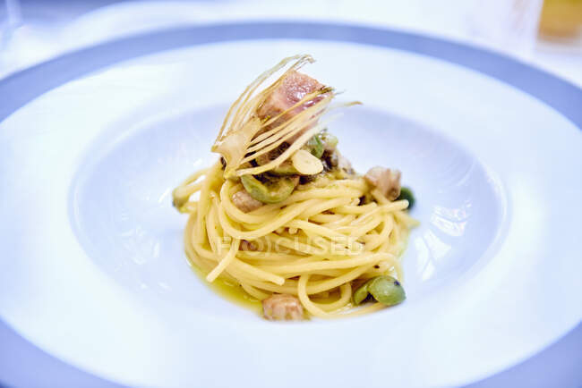Спагетти с тунцом и зелеными оливками, крупным планом — стоковое фото