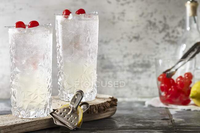 Tom Collins with cocktail cherries — Stock Photo