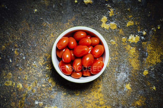 Un tazón de tomates - foto de stock