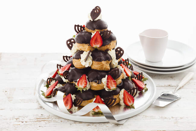 Profiterole pyramid cake with strawberries — Stock Photo